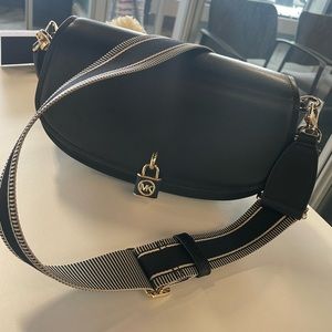 Michael Kors Mila medium messenger bag